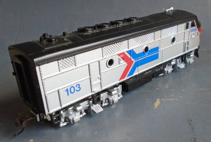 MODEL POWER HO SCALE - AMTRAK F2 A DIESEL LOCO, DUAL DRIVE, LIGHTED, BOXED