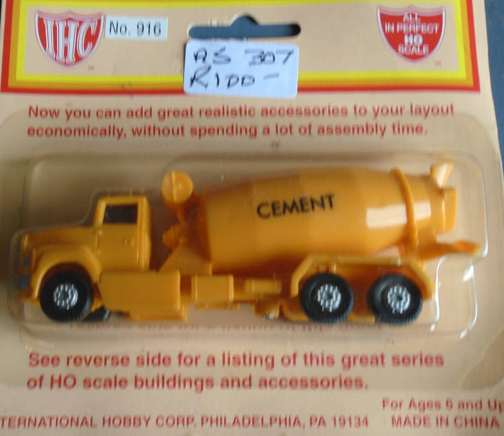 IHC HO SCALE - CEMENT MIXER TRUCK, CARDED