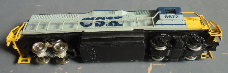 BACHMANN HO SCALE - CSX DIESEL LOCO FOR REPAIRS, RUNS WELL, SEE FOTOS, REAR BOGIE