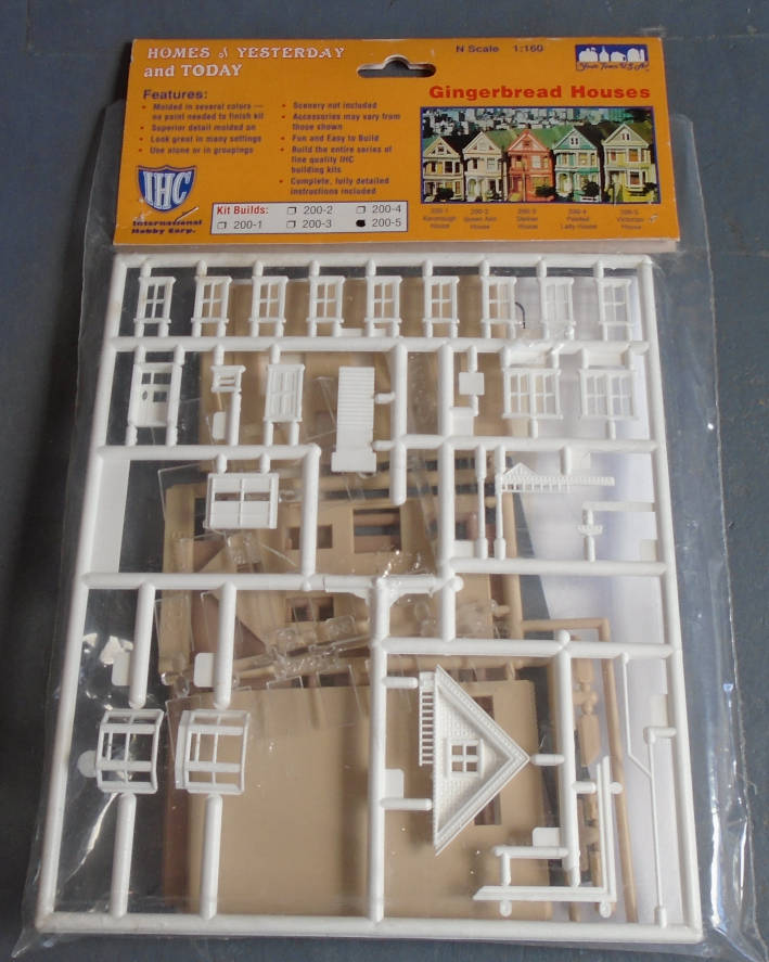IHC N SCALE - GINGERBREAD HOUSES, QUEEN ANN HOUSE,. IN PKT