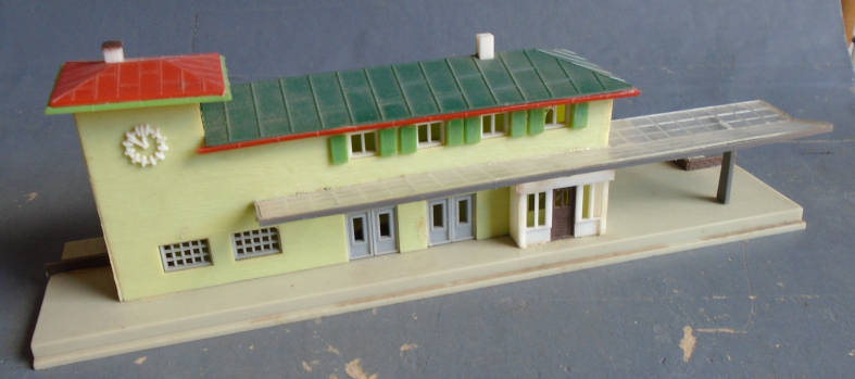 N SCALE - STATION, FOOTPRINT 223 X 65 mm
