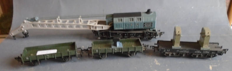 FLEISCHMANN HO SCALE - DB KRUPP-ARDELT CRANE CAR WITH THREE WAGONS, COMPLETE SET,INCLUDES KRANK HAND