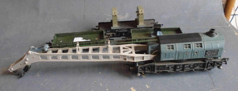 FLEISCHMANN HO SCALE - DB KRUPP-ARDELT CRANE CAR WITH THREE WAGONS, COMPLETE SET,INCLUDES KRANK HAND