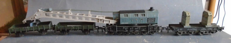 FLEISCHMANN HO SCALE - DB KRUPP-ARDELT CRANE CAR WITH THREE WAGONS, COMPLETE SET,INCLUDES KRANK HAND