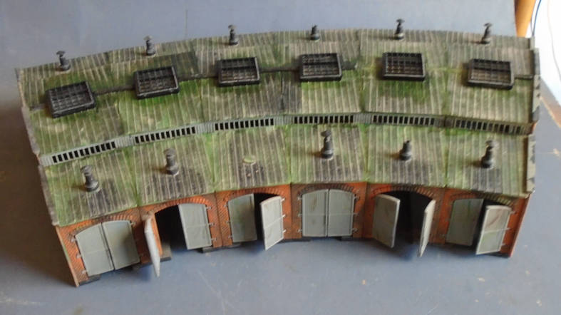 HELJAN N SCALE - 6 DOOR ROUND HOUSE, SEE FOTOS FOR CONDITION