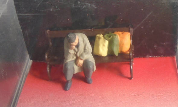 PREISER HO SCALE - HOMELESS MAN ON BENCH, BOXED
