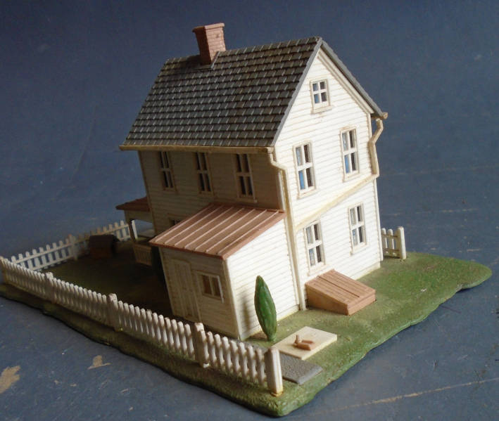 N SCALE - DOUBLE STORY HOUSE, FOOTPRINT 130 X 80 mm