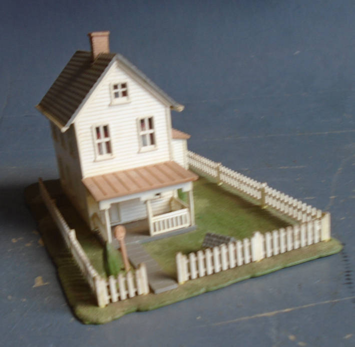 N SCALE - DOUBLE STORY HOUSE, FOOTPRINT 130 X 80 mm