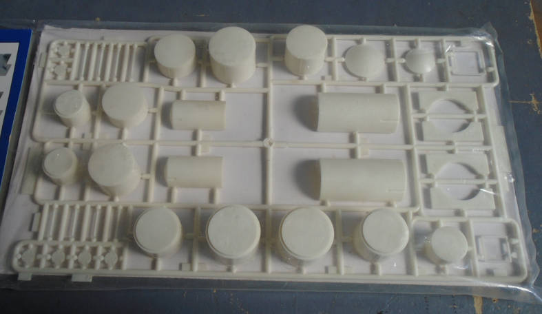 WALTHERS HO SCALE - STORAGE TANKS, IN PKT