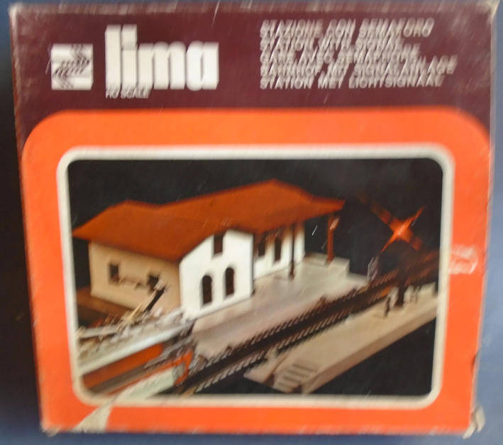 LIMA HO SCALE - RAILWAY STATION WITH ELECTRIC SIGNAL, BOXED