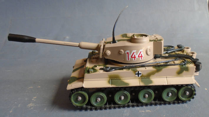 CORGI - GERMAN TIGER TANK WITH RETRACTING CANNON