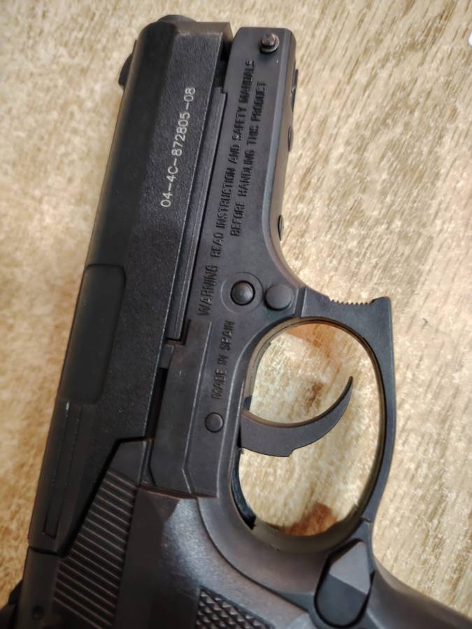 GAMO CO2 PISTOL PT-80, 4.5 BLACK with 7 canisters and Tin of 200 AMMO