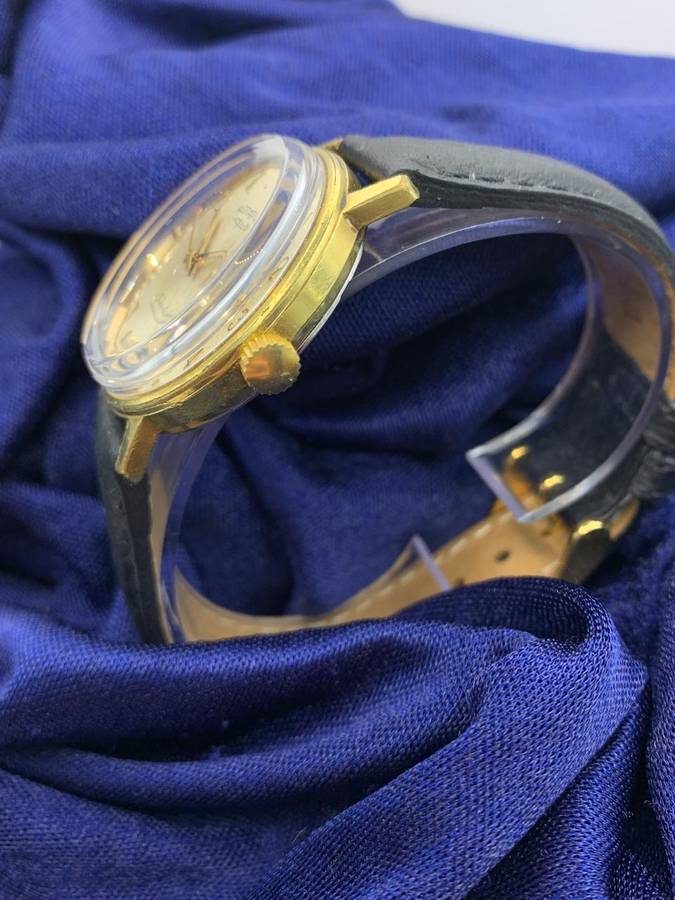 Vintage ROTARY 17 Jewels Incabloc Swiss Made Wrist Watch. Working, tiny crack on glass.