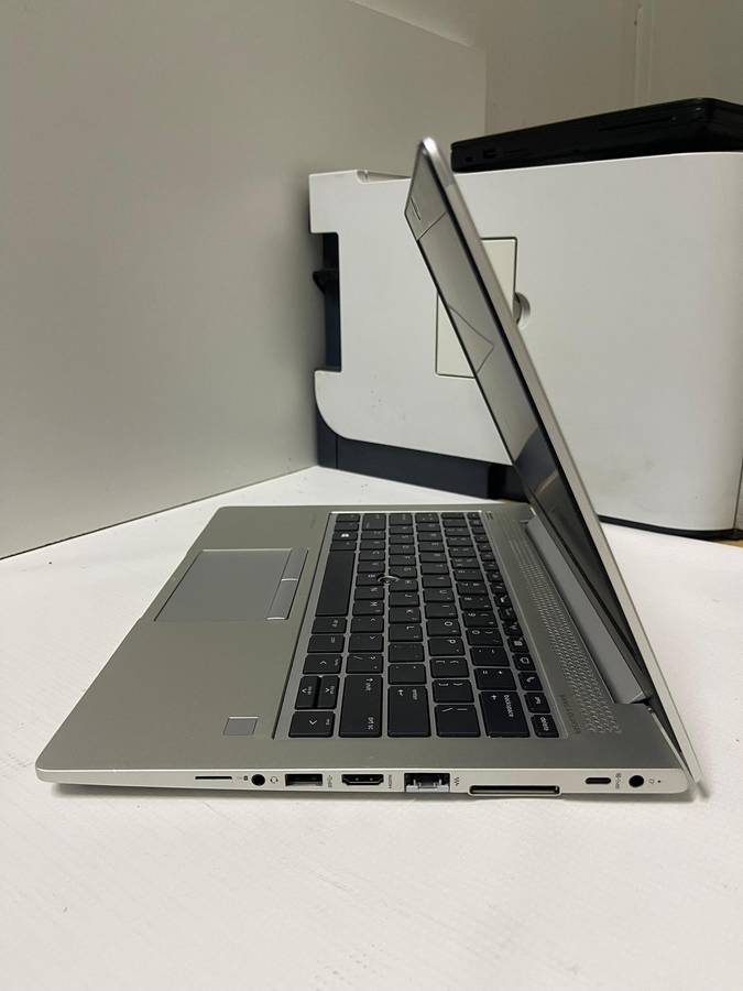HP EliteBook 735 G5  Ryzen 7 PRO 2700U / 13.3 FHD / AMD Radeon Vega Graphics / 8GB RAM / 256GB SSD