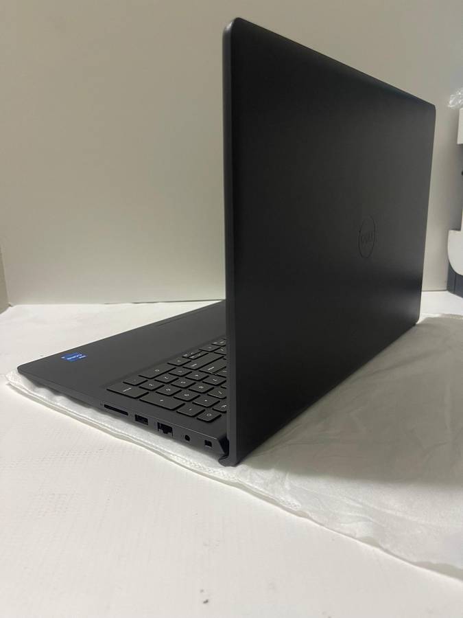 Dell Vostro 3510 15.6-inch Core i5-1135G7 (11th Gen) 8GB RAM 256GB NVMe SSD Win 11 Pro Laptop