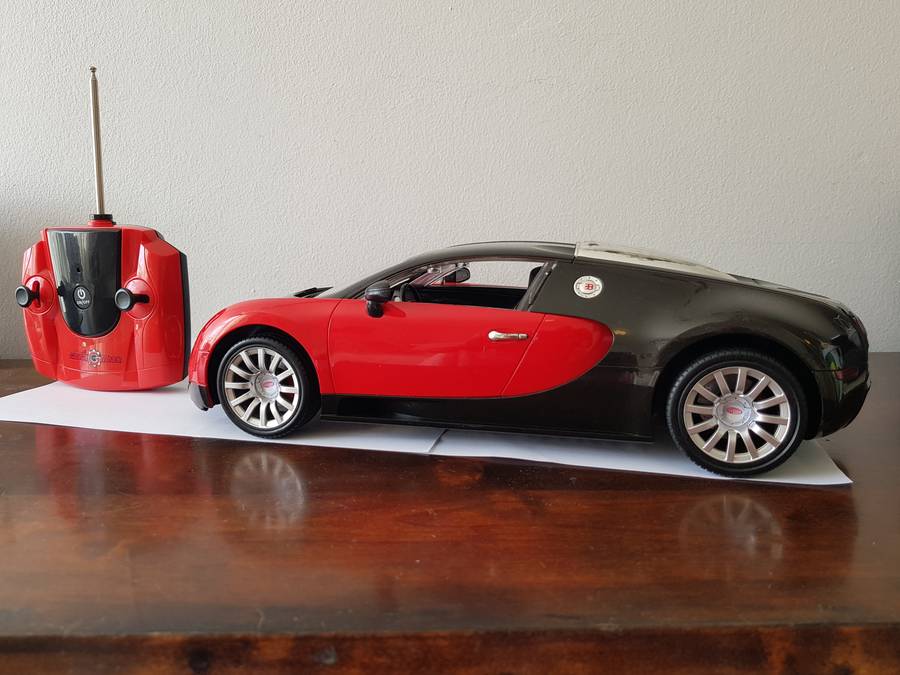 COLLECTABLE BUGATTI VEYRON 16.4 REMOTE CONTROL LARGE 1/12 SCALE MODEL CAR.