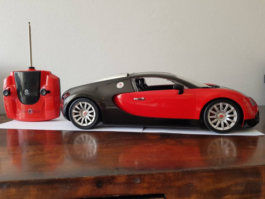 COLLECTABLE BUGATTI VEYRON 16.4 REMOTE CONTROL LARGE 1/12 SCALE MODEL CAR.