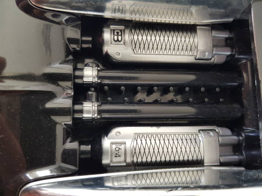 COLLECTABLE BUGATTI VEYRON 16.4 REMOTE CONTROL LARGE 1/12 SCALE MODEL CAR.