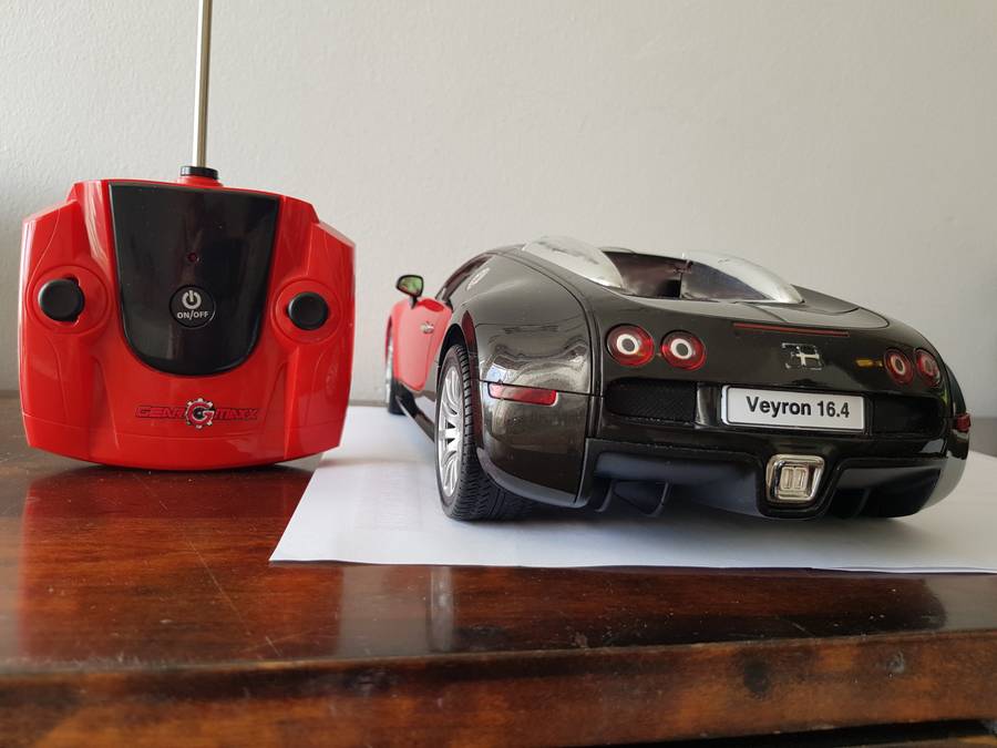 COLLECTABLE BUGATTI VEYRON 16.4 REMOTE CONTROL LARGE 1/12 SCALE MODEL CAR.