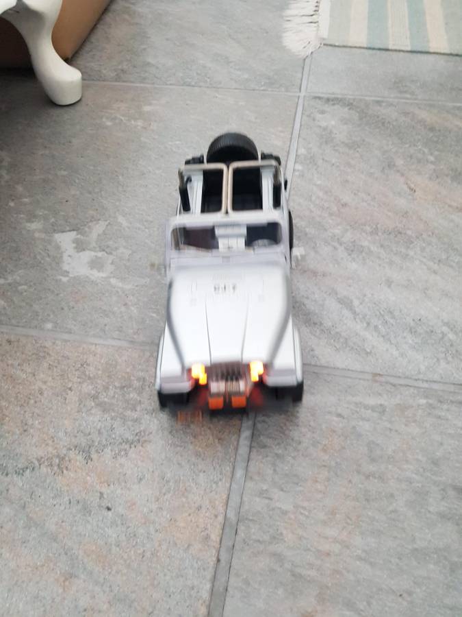 CJ-7 JEEP RENEGADE 4 X 4 TRACTION - SILVER - ACQUIRED IN 1986 - MODEL CAR - 1/18 SCALE - BATTERY OPE