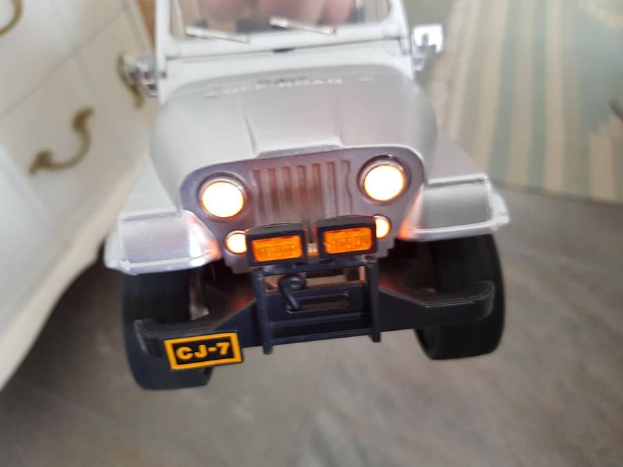 CJ-7 JEEP RENEGADE 4 X 4 TRACTION - SILVER - ACQUIRED IN 1986 - MODEL CAR - 1/18 SCALE - BATTERY OPE