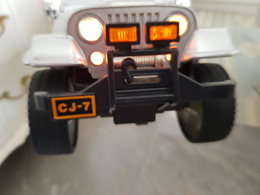 CJ-7 JEEP RENEGADE 4 X 4 TRACTION - SILVER - ACQUIRED IN 1986 - MODEL CAR - 1/18 SCALE - BATTERY OPE