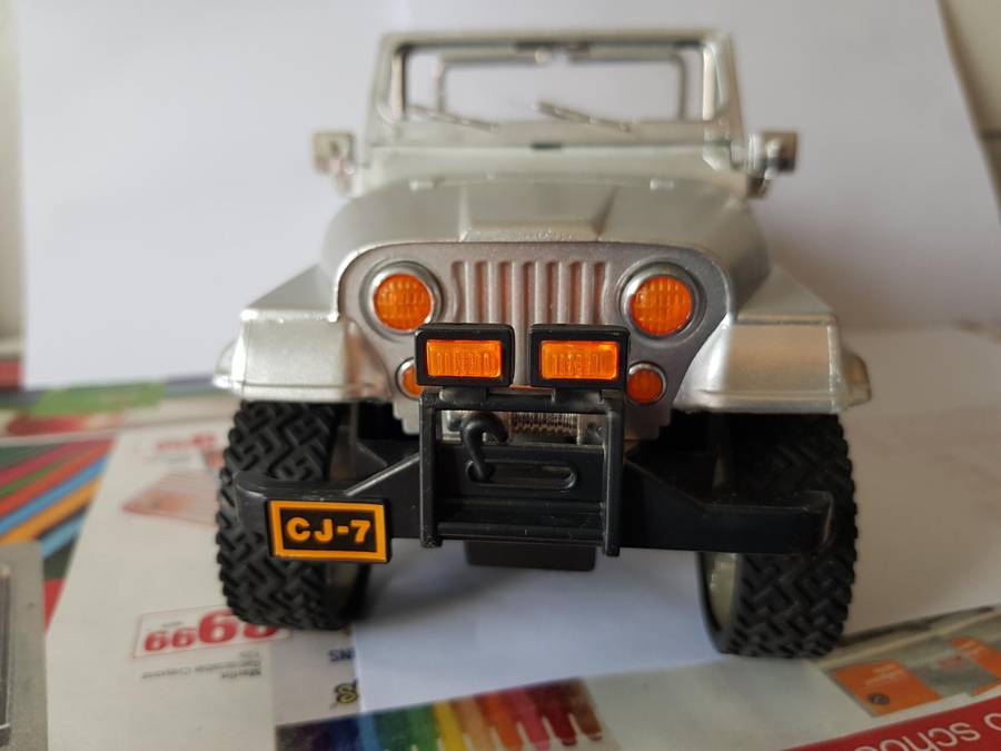 CJ-7 JEEP RENEGADE 4 X 4 TRACTION - SILVER - ACQUIRED IN 1986 - MODEL CAR - 1/18 SCALE - BATTERY OPE