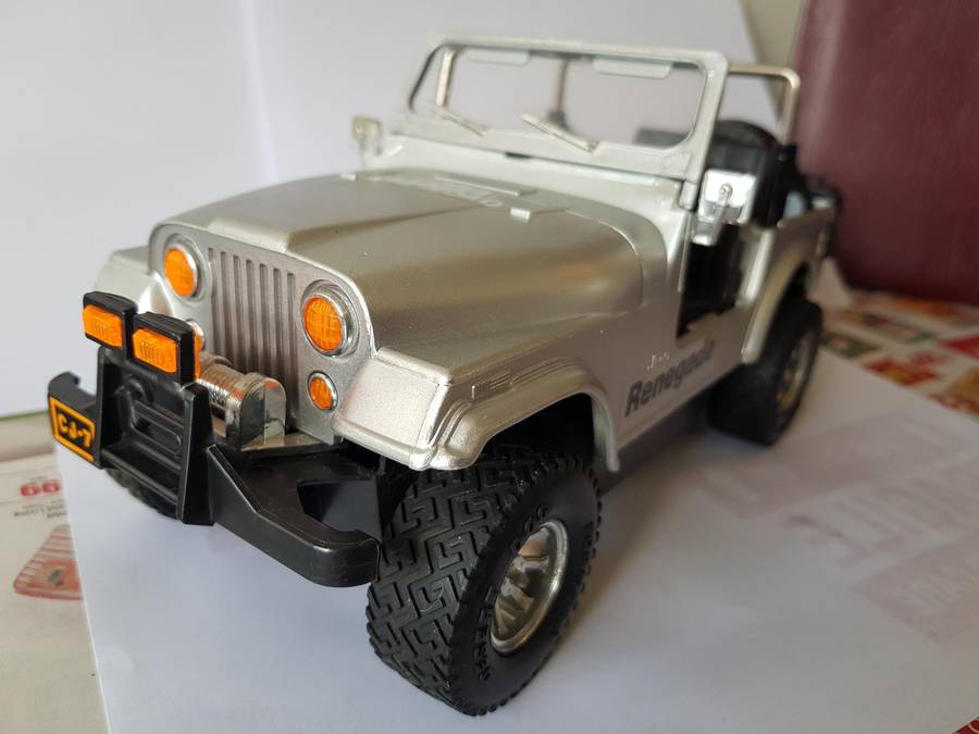 CJ-7 JEEP RENEGADE 4 X 4 TRACTION - SILVER - ACQUIRED IN 1986 - MODEL CAR - 1/18 SCALE - BATTERY OPE
