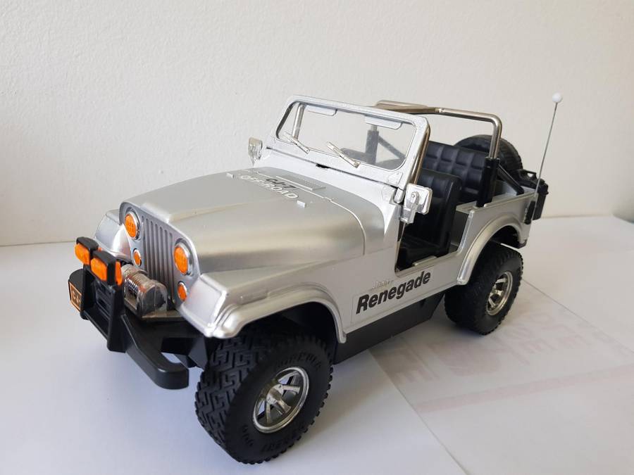 CJ-7 JEEP RENEGADE 4 X 4 TRACTION - SILVER - ACQUIRED IN 1986 - MODEL CAR - 1/18 SCALE - BATTERY OPE