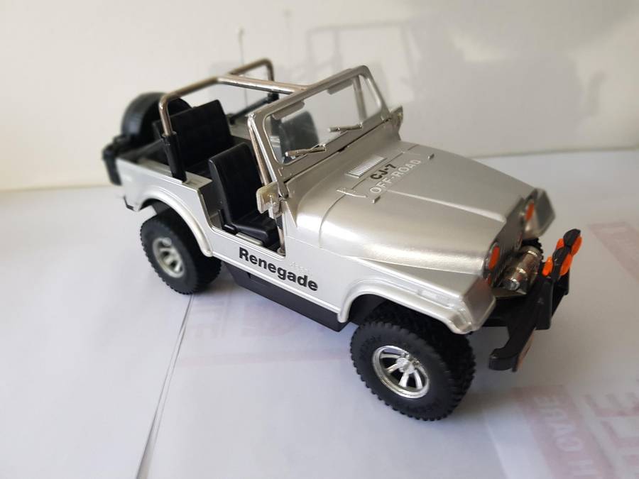 CJ-7 JEEP RENEGADE 4 X 4 TRACTION - SILVER - ACQUIRED IN 1986 - MODEL CAR - 1/18 SCALE - BATTERY OPE