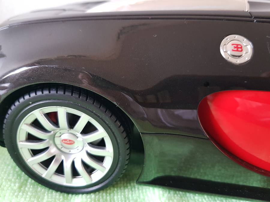 COLLECTABLE BUGATTI VEYRON 16.4 REMOTE CONTROL LARGE 1/12 SCALE MODEL CAR.