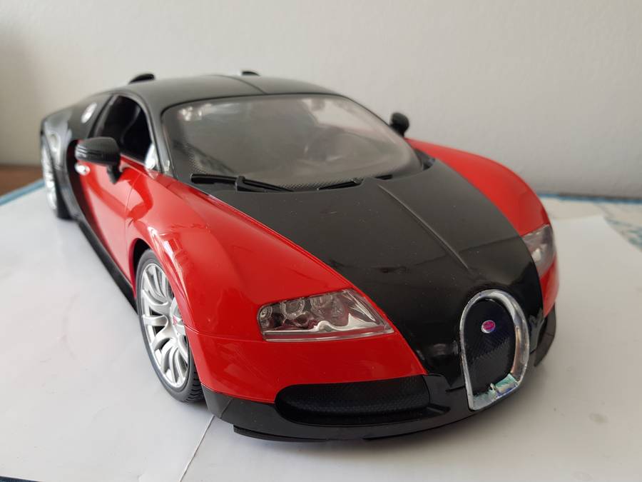 COLLECTABLE BUGATTI VEYRON 16.4 REMOTE CONTROL LARGE 1/12 SCALE MODEL CAR.