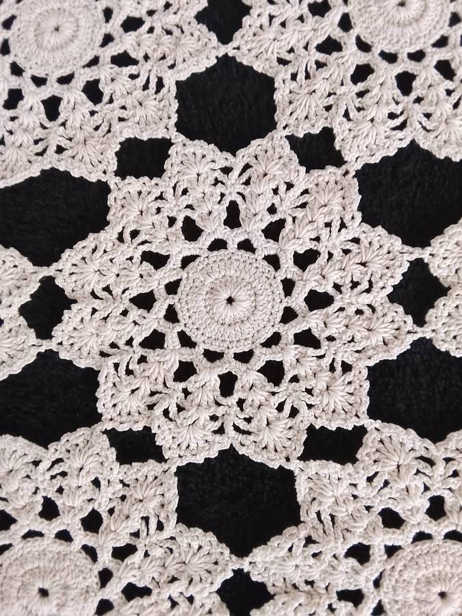 VINTAGE HAND CHROCHETED CLOTH SET.