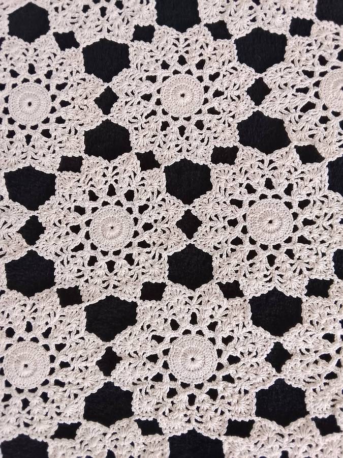 VINTAGE HAND CHROCHETED CLOTH SET.