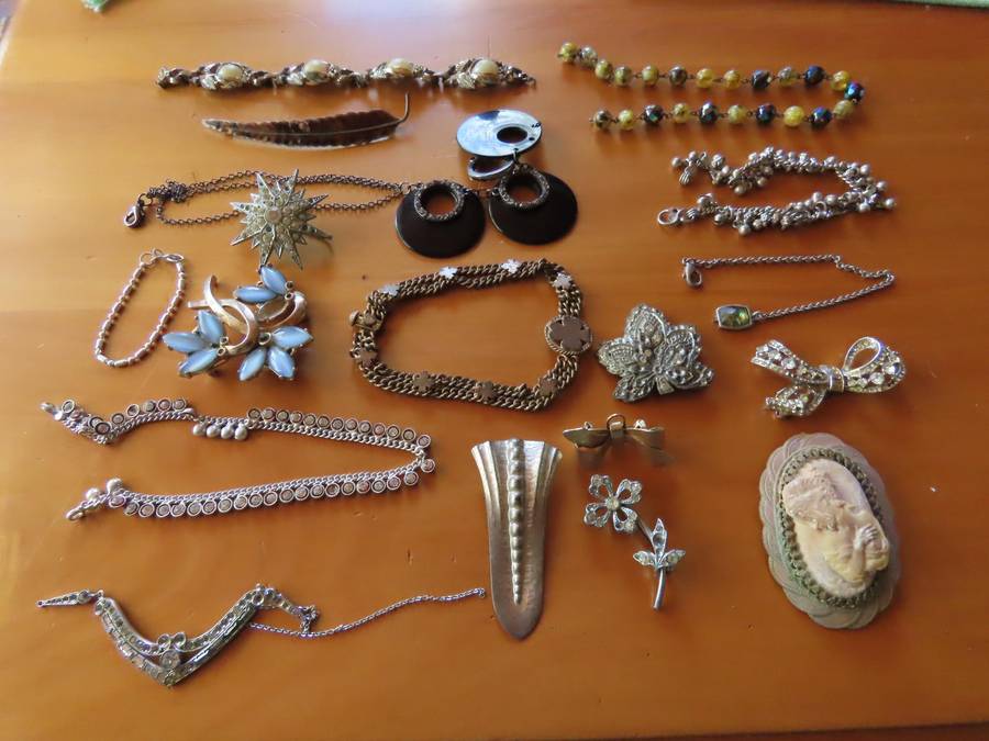 Jewellery - D.I.Y. - Collection of Bracelets etc. - Needing repair - Job Lot
