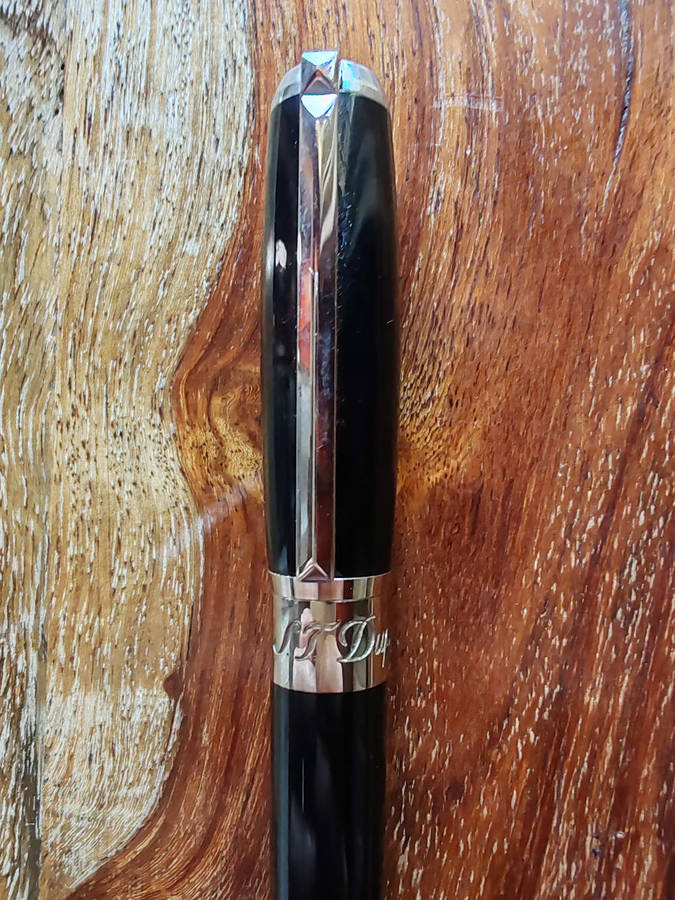 St Dupont Line D fountain pen - Black lacquer with 14K gold medium Nib