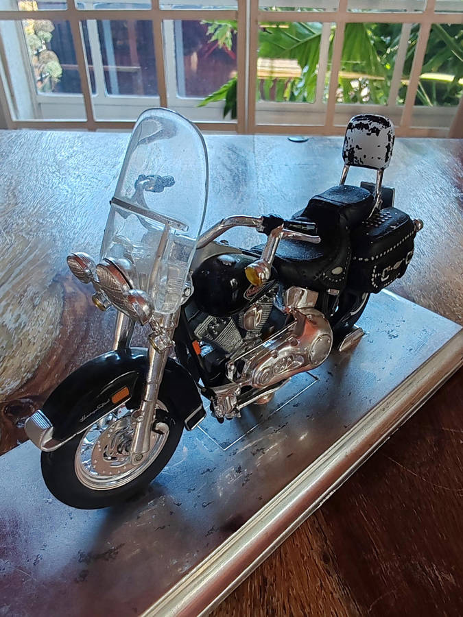 Maisto 1:18 Die-Cast  2000 Harley-Davidson FLSTC Heritage Softail Classic