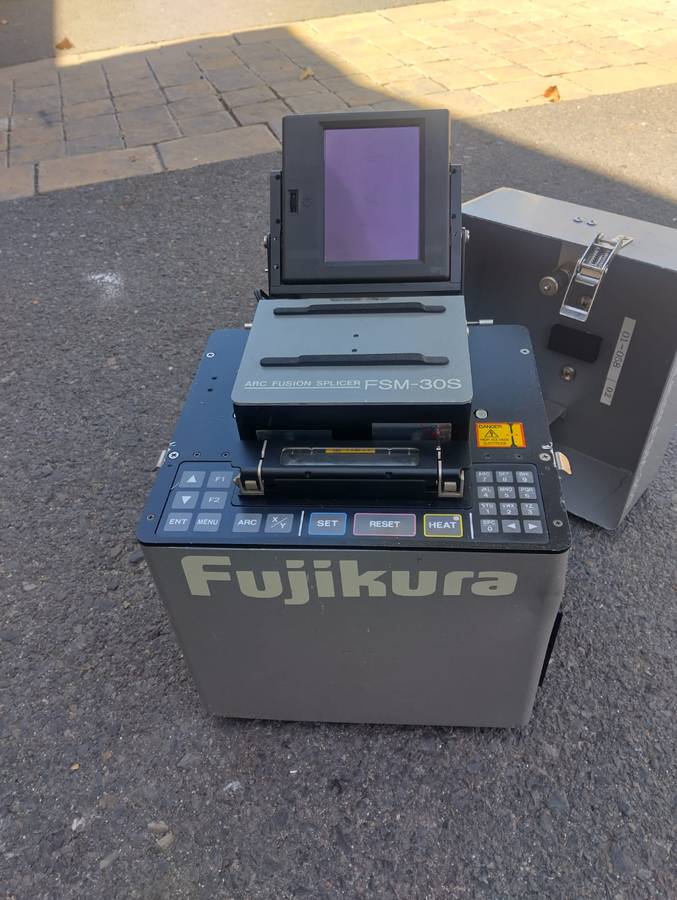 Fujikura FSM-30S Arc Fusion Splicer (Works on charger-Battery cant hold power)
