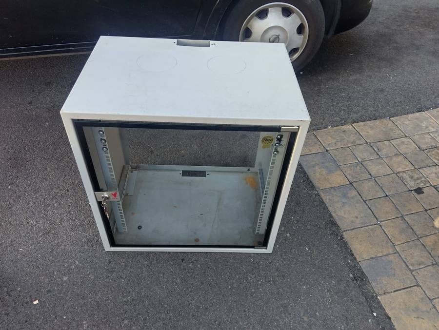 9U Server Cabinet Glass Door with Key (57 x 41 x 58 cm)