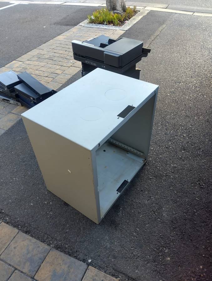 9U Server Cabinet Glass Door with Key (57 x 41 x 58 cm)