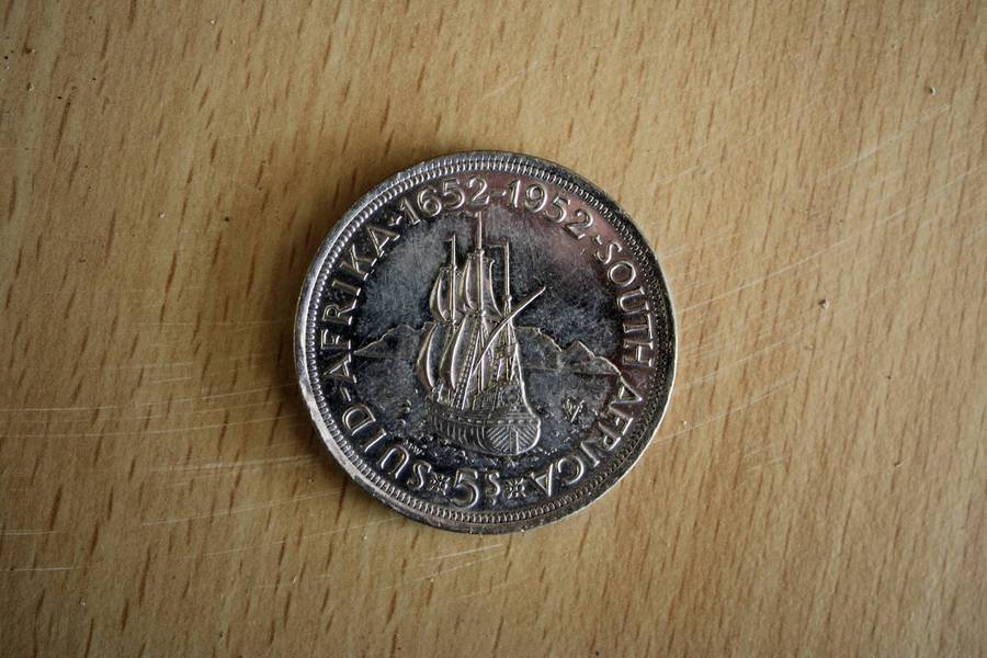 1952 SOUTH AFRICAN SILVER 5  SHILLING COIN       300 YEAR ANNUVERSARY