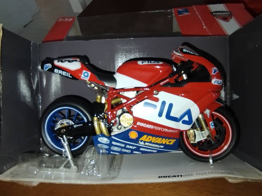 Ducati 999 Fila Neil Hodgson no 100 Model