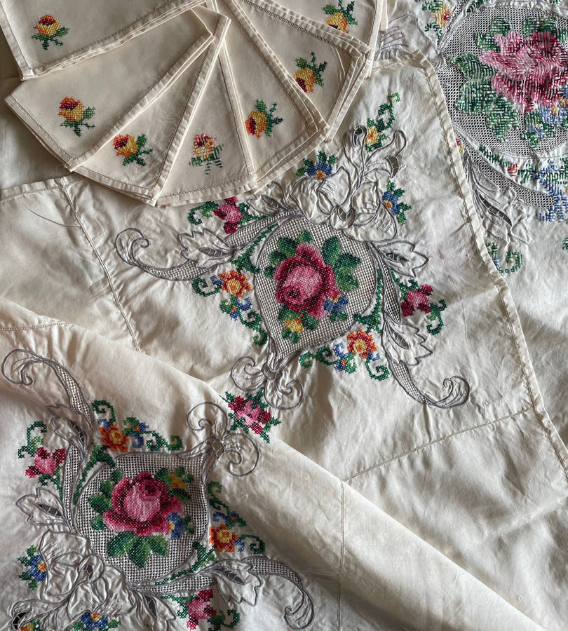 Lot of 3 Vintage Embroidered Tablecloths with Matching Serviettes  26 Pieces Total