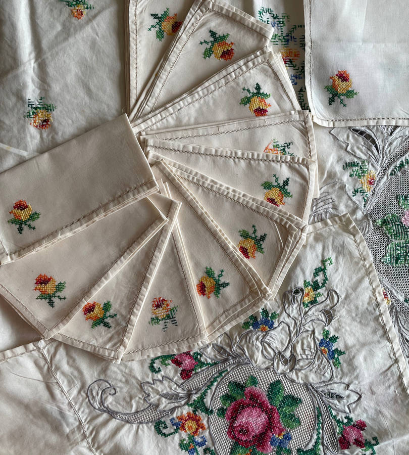 Lot of 3 Vintage Embroidered Tablecloths with Matching Serviettes  26 Pieces Total