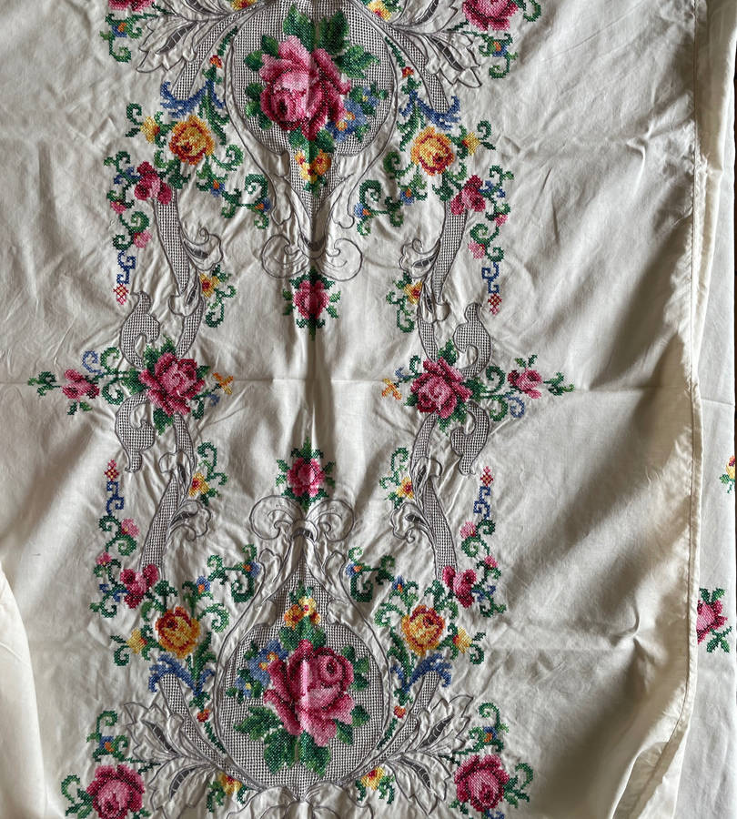 Lot of 3 Vintage Embroidered Tablecloths with Matching Serviettes  26 Pieces Total