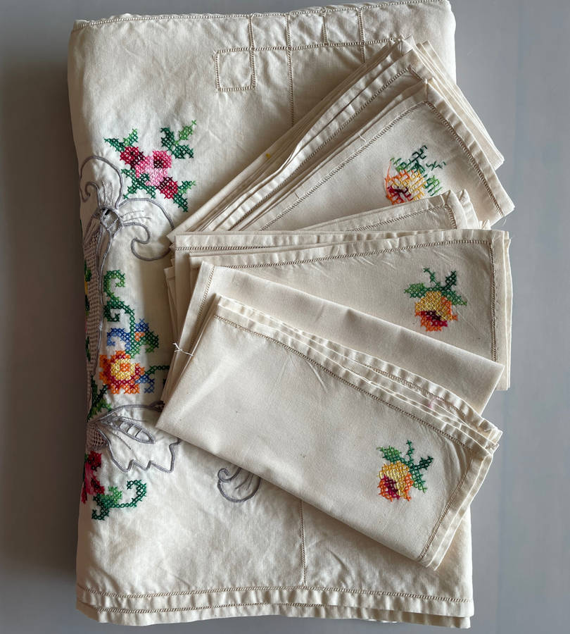 Lot of 3 Vintage Embroidered Tablecloths with Matching Serviettes  26 Pieces Total