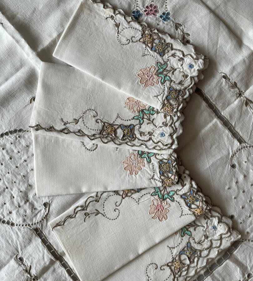 Lot of 3 Vintage Embroidered Tablecloths with Matching Serviettes  26 Pieces Total
