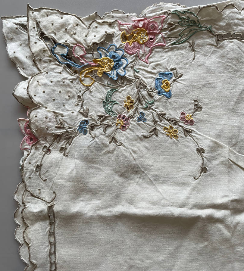 Lot of 3 Vintage Embroidered Tablecloths with Matching Serviettes  26 Pieces Total