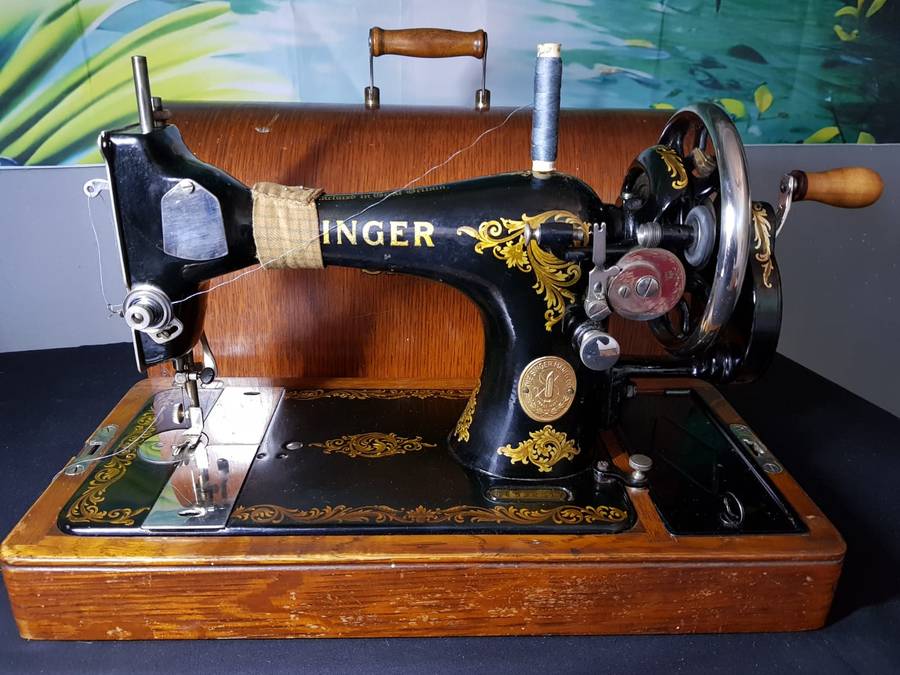 Vintage Antique Singer Sewing Machine