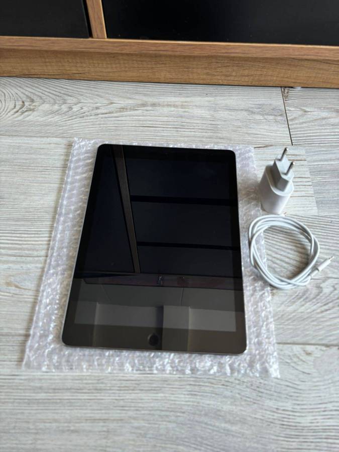 Apple iPad Pro 9.7 (1st Gen)  32GB | Wi-Fi | Space Gray